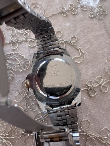 Montre chronographe GUESS en acier bicolore – cadran noir