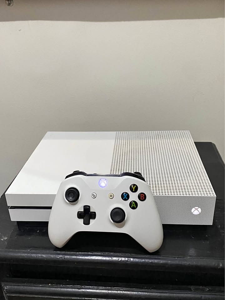 Xbox One S 1 To blanche + manette + HDMI + piles rechargeables